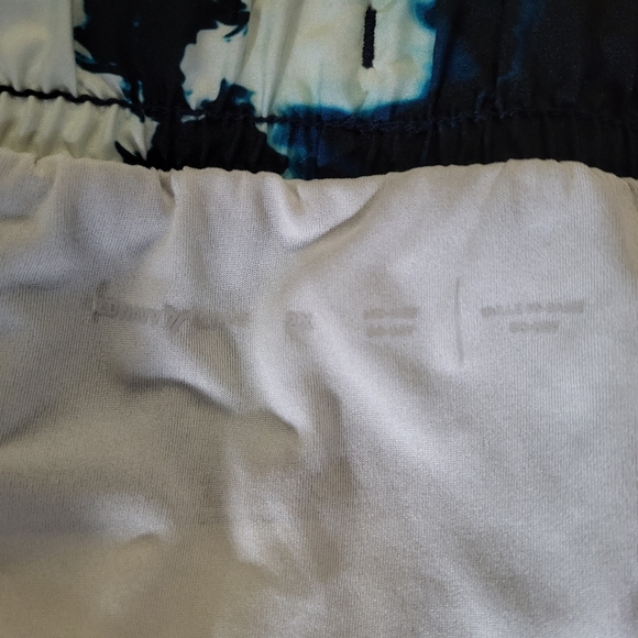 Womens Mid-Rise StretchTech Run Shorts - Picture 7 of 13